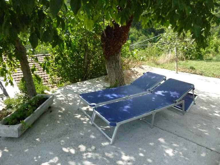 Ligbedden bij het huis